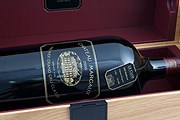 Покупатель вина отправится во Францию первым классом. // Barcroft Media