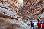 Туристы в одном из каньонов Синая // Sherry Ott