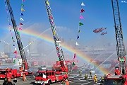 На празднике можно увидеть огромные пожарные краны. // muza-chan.net / Lili Florea