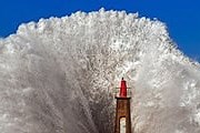 20-метровые волны обрушивались на берег. // espanarusa.com