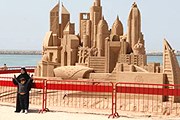 В честь открытия на пляже создали песчаные скульптуры. // chatru.com