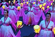 Красочный фестиваль собирает множество туристов. // blouinartinfo.com