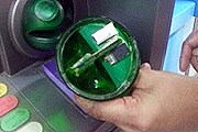 Полиция снимает фальшивый слот с банкомата. // thailand-news.ru