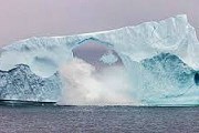 Таких айсбергов туристы еще не видели. // heavy.com