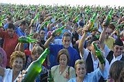 Праздник сидра привлекает тысячи людей. // visitagijon.com