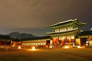 Дворец Кёнбоккун вечером // visitkorea.or.kr