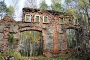 Руины завода привлекают туристов. 