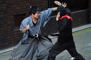 Самураи преследуют ниндзя по улицам Токио.