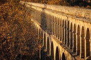 Средневековый акведук в Монпелье // Milan Tesar, Shutterstock.com