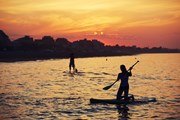 Серфинг с веслом все популярнее.  // GaudiLab, Shutterstock.com
