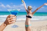 Туристам нравится наличие баров-ресторанов на пляжах.  // KieferPix, Shutterstock.com