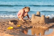 Песочные замки - источник опасности.  // Ingrid Balabanova, Shutterstock.com