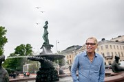 Тацу Ниши на фоне статуи Havis Amanda. // hotelmanta.fi