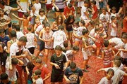 Фестиваль привлекает тысячи участников.  // La Tomatina de Buñol