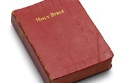 Библия в номере отеля - старинная традиция. // Mega Pixel, shutterstock.com
