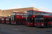 Автобусы у автостанции Hounslow на юго-западе Лондона // Travel.ru