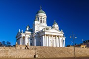 Туристы узнают все о достопримечательностях Хельсинки.  // tuulijumala, Shutterstock.com