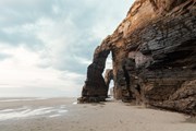 Пляж Лас-Катедралес - чудо природы.  // bonilla, Shutterstock.com