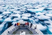 Арктические круизы - необычный вид отдыха.  // DonLand, Shutterstock.com