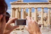 Туристам нравятся достопримечательности Греции.  // Ditty_about_summer, Shutterstock.com