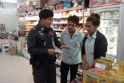Полицейский инструктирует сотрудников магазина. // phuketgazette.net