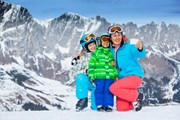Есть различные семейные и детские ски-пассы.  // Max Topchii, Shutterstock.com