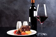 Туристы отведают вина и королевские блюда.  // Kostenko Maxim, Shutterstock.com