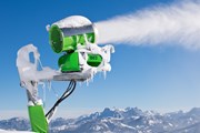 На курорте работают снежные пушки.  // Boris-B, Shutterstock.com