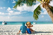 Туристам нравится Новый год на пляже.  // beach_haveseen, Shutterstock.com