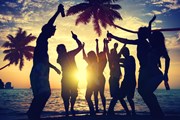 Гостей ждут пляжные вечеринки.  // Rawpixel, Shutterstock.com