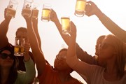 На фестивале представлено множество сортов пива.  // Deborah Kolb, Shutterstock.com