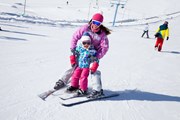 Лыжники приезжают семьями.  // YanLev, Shutterstock.com