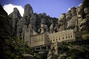 Монастырь Монсеррат - важная достопримечательность вблизи Барселоны.  // Julie Birch, Shutterstock.com