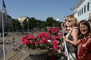 Туристы и горожане на балконе хельсинской ратуши