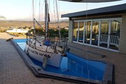 Единственная яхта, стоящая на воде, - ресторан отеля. // unusualhotelsoftheworld.com