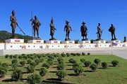 Огромные статуи королей установлены в курортном Хуахине.