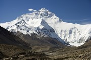 Впервые после землетрясения в Непале Эверест открыт. // wikipedia.org