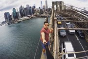 Снимок на Бруклинском мосту стал для туриста роковым. // wrcbtv.com