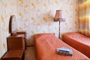 Хозяева отелей выдают постояльцев за своих родственников. // Vereshchagin Dmitry, shutterstock.com