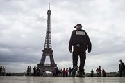 У памятников Парижа по-прежнему дежурят полицейские.