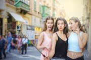 Судя по данным опросов, мода на селфи ужасно раздражает остальных туристов. // Ollyy, Shutterstock