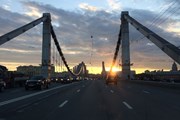 С Крымского моста открывается вид на достопримечательности Москвы.