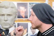 Скульпторы создают восковые фигуры Джеймсов Бондов. // madametussauds.com