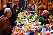 Туристы охотно посещают итальянские рынки.