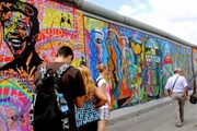 Берлинскую стену обнесут оградой. // Kitty Kleist-Heinrich