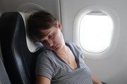 Сон в самолете поможет организму восстановиться. // Chubykin Arkady, shutterstock.com