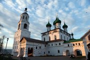 Туристы пообедают в Свято-Введенском Толгском монастыре. // photo-drive.ru