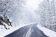 На зимней дороге в горах нужно соблюдать осторожность.