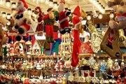 На ярмарке можно купить новогодние подарки, сувениры и елочные украшения.