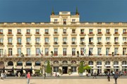 Le Grand Hotel  расположен на главной площади Бордо.